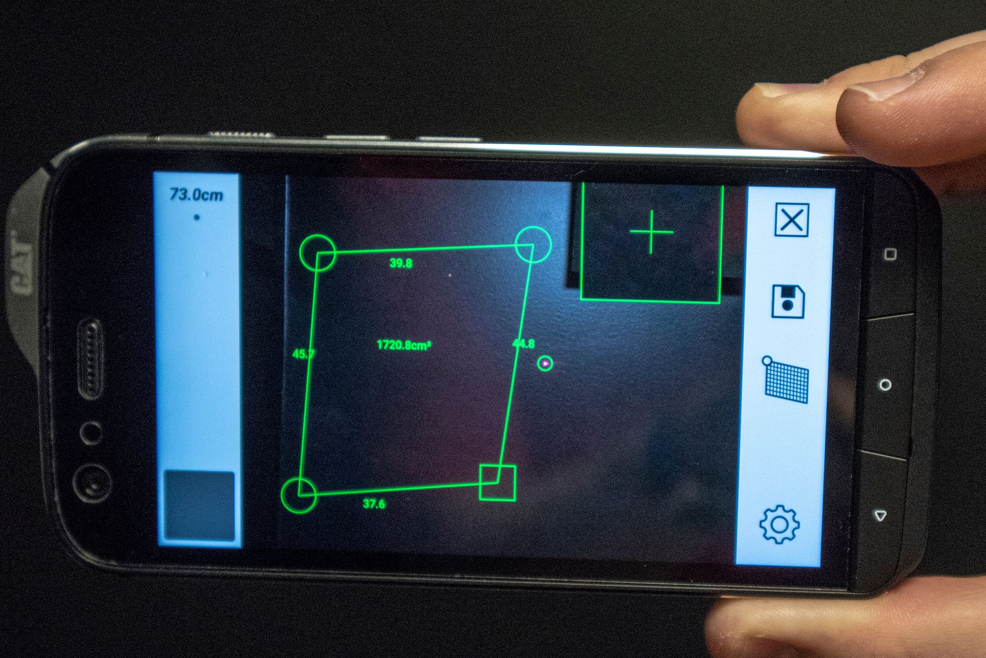 Vi har testet mobilen med termokamera, lasermåler og Vi har testet mobilen med termokamera, lasermåler og
